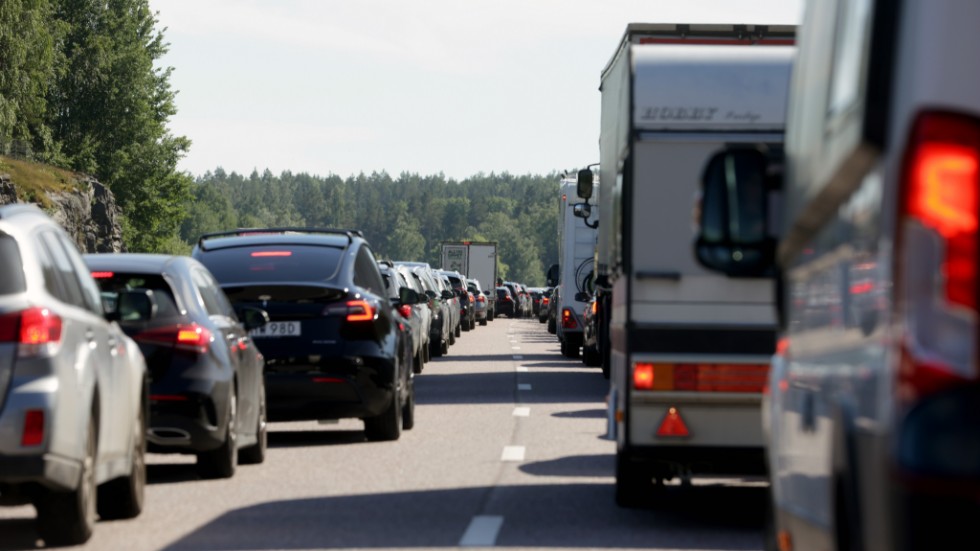 Bilkö på E4 mellan Södertälje och Järna på torsdagseftermiddagen. Under midsommarhelgen är flera svenska vägar tyngre trafikerade än vanligt.