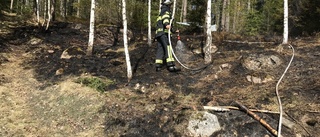 Gräsbrand nära hus i Ålberga – räddningstjänsten avråder från att elda