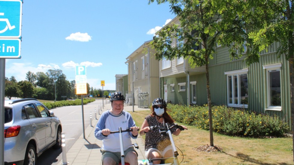 Lars Rylander cyklar tillsammans med aktivitetssamordnare Anja Gersternkorn.