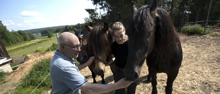 Efter 75 år kör Rune, 90, fortfarande hästarna • Nu finns barnbarnet Lina, 16, vid hans sida • "Han lär mig saker hela tiden"