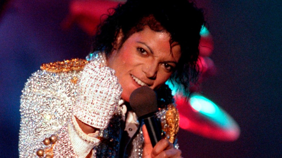 Michael Jackson uppträder i Los Angeles 1984. Nu har tre av hans postumt utgivna låtar tagits bort från Apple Music, Spotify, Youtube och Tidal. Arkivbild.