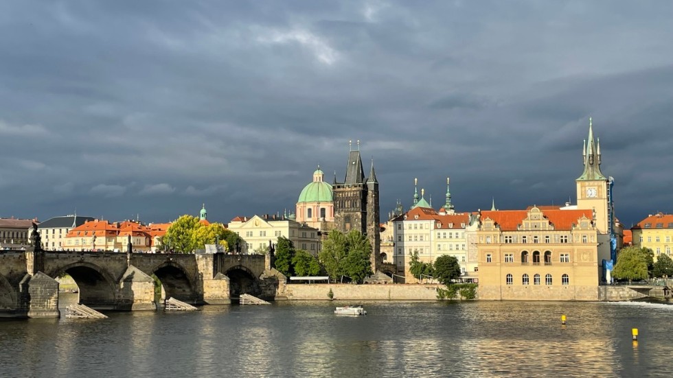 Mörka moln hänger över centrala Prag när Tjeckien nu tar över som ordförandeland i EU – både bildligt och bokstavligt talat.