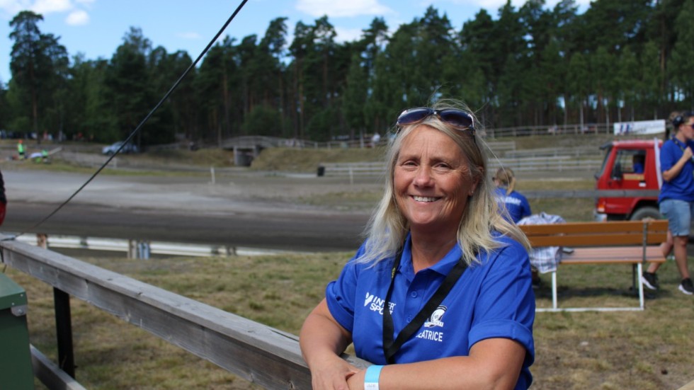Tävlingsledaren Beatrice Ågren Karlsson framför tävlingsbanan.