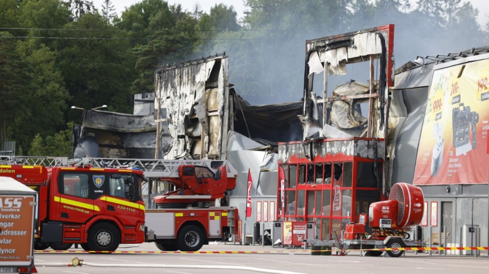 En brand utbröt vid Erikslunds köpcentrum i Västerås.