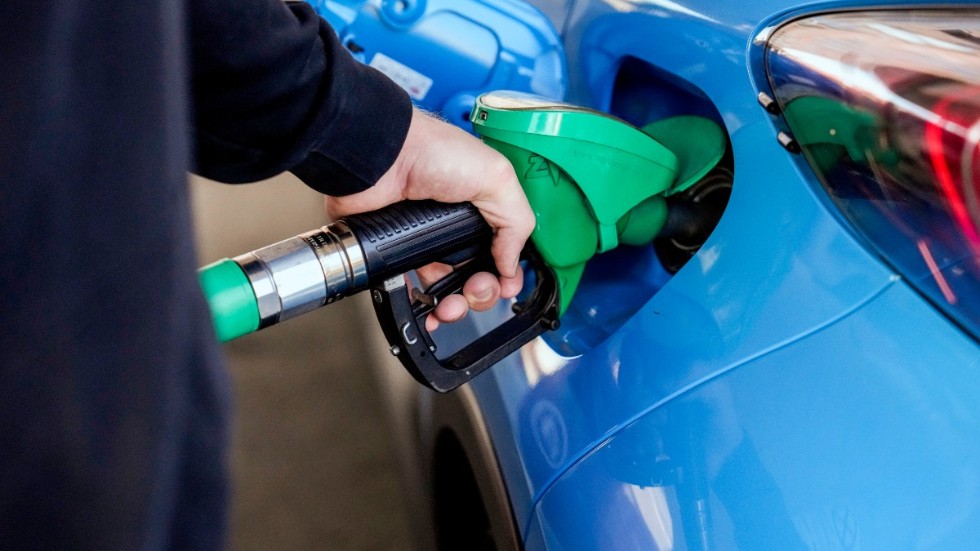 Vi behöver få ner bränslepriserna till mer normala nivåer. Det skriver Sverigedemokraternas miljöpolitiska talesperson Martin Kinnunen. 