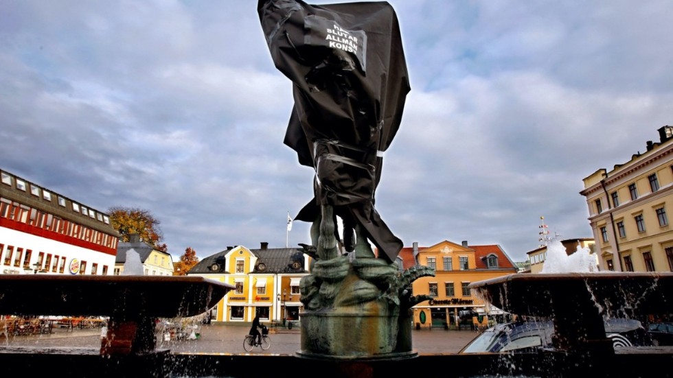 Konstnärsföreningen Alka gjorde för några år sedan aktionen "Här slutar allmän konst i Linköpings stad" där kända skulpturer som Carl Milles Folke Filbyter täcktes över. 