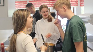 "Jättehäftigt" EU-utbyte i Ankarsrum • Internationella besök på skolan • Mat och kakor efter recept på engelska