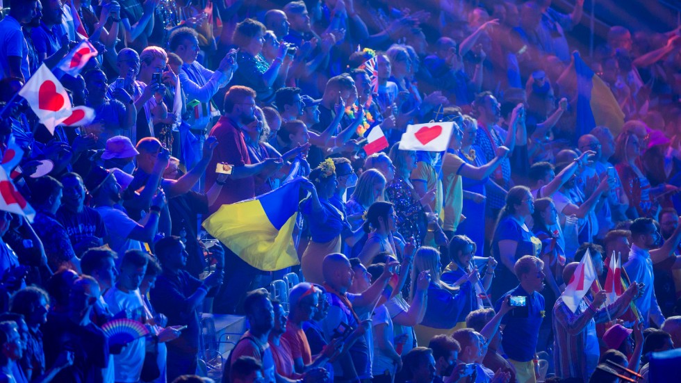Regional Musik i Sverige vill med sitt upprop stötta såväl de kulturarbetare som vågat stanna i Ukraina, och de som är på flykt. På bilden publiken vid lördagens Eurovision-final, där Ukraina vann.