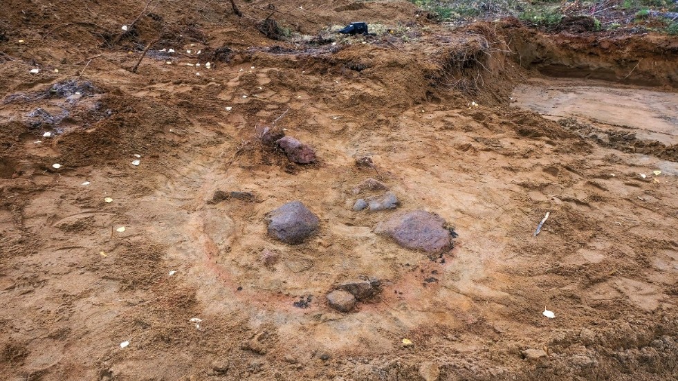 En 9000 år gammal härd har hittats utanför Pajala av arkeologer från Norrbottens museum.