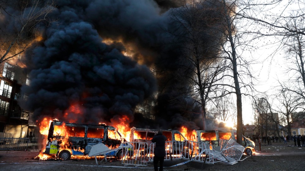 Tre polisbussar brinner i samband med de våldsamma påskupploppen i Sveaparken i Örebro. Arkivbild.