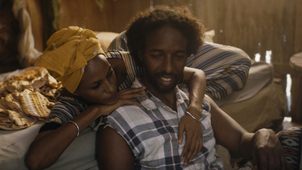 Guled (Omar Abdi) och Nasra (Yasmin Warsame) har ett kärleksfullt förhållande men de har fått betala ett högt pris för sitt äktenskap i "Dödgrävarens hustru". Pressbild.