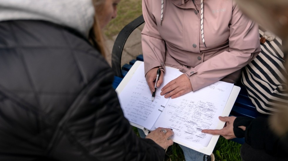 De som väntar utanför Landvetter har på fredagsmorgonen själva styrt upp ett kösystem för att folk ska kunna ta pauser och slippa sova utomhus.