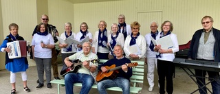 Musikunderhållning för äldre – Seniordraget bjuder på "Onsdagsfröjd" i Stadsparken: "Sjunger i alla väder"