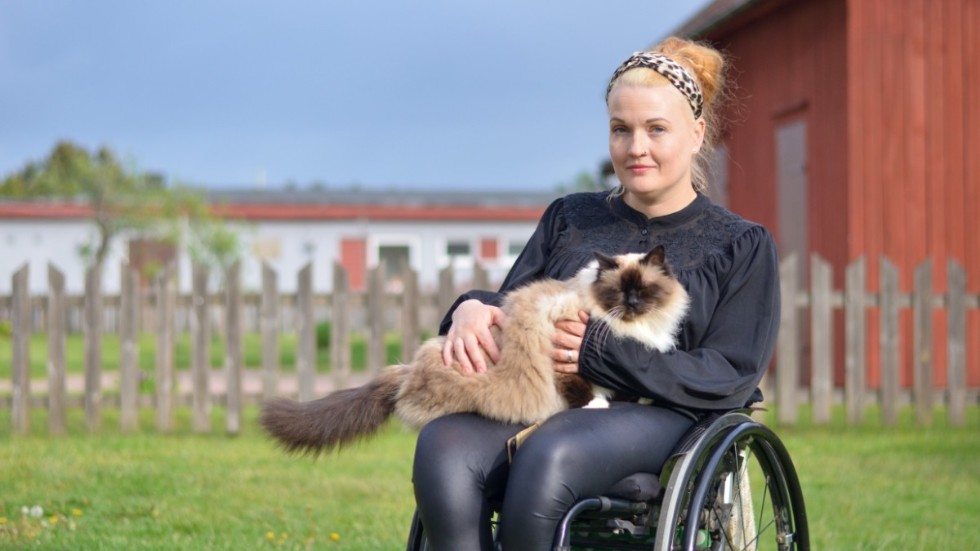 För Hannah Johnsson är rullstolen inget hinder i föräldraskapet, men ibland märker hon att folk inte räknar med att någon i rullstol kan ha barn.