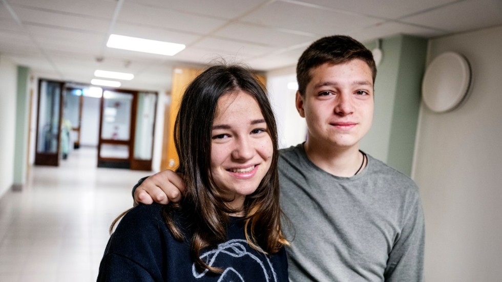Syskonen Sofia och Dennis Bulich gick i åttonde respektive nionde klass i hemstaden Zjytomyr innan kriget stängde skolan. Nu får de undervisning i kommunkontoret i Norberg.