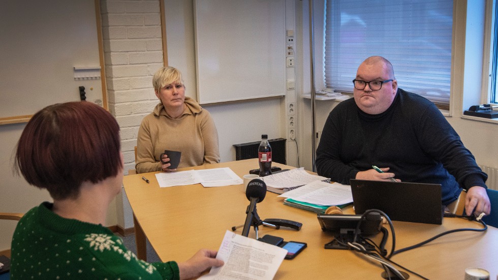 Annette Viksten Åhl och Johannes Sundelin säger att de inte tänker diskutera personalärenden i media. 