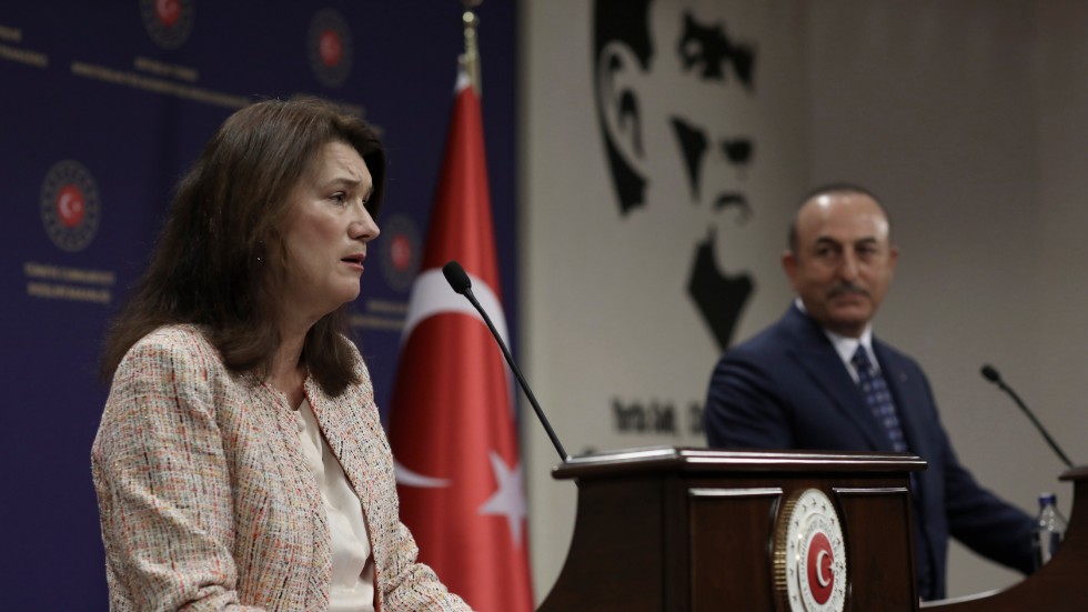 Turkiets utrikesminister Mevlüt Cavusoglu, till höger, och Sveriges utrikesminister Ann Linde (S), till vänster, vid en spänd presskonferens i Ankara i oktober 2020.