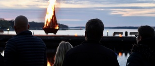 Fiskaretorget fylldes av glada Valborgsfirare • Bjöds på körsång, vårtal, eldshow och majbrasa • "Efterlängtad tradition"