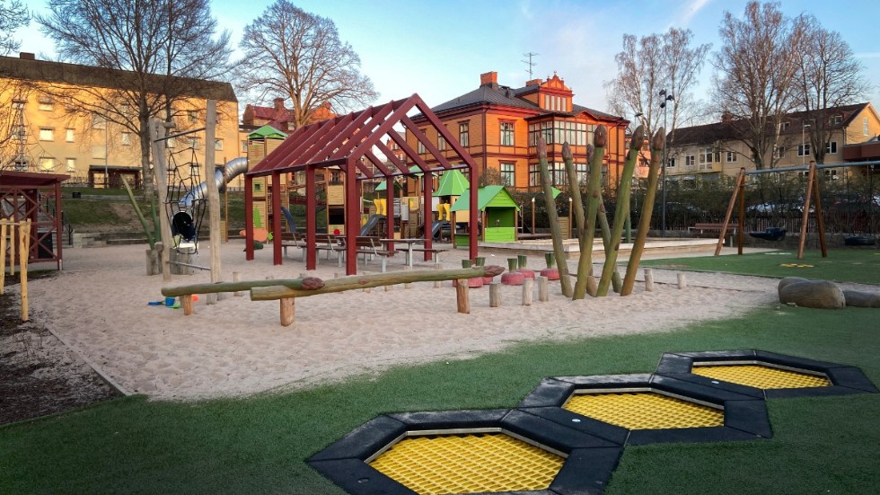 För barnfamiljen i närheten av Mjölby eller är på genomresa längs E4:an är den nyrenoverade stadslekparken en plats för lek och fika i sommar. Lekparken är utformad som ett grönsaksland.