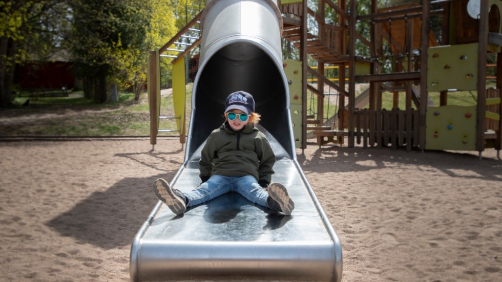 Det roligaste i Trädgårdsföreningens lekpark tycker fyraårige Ivan Bridal är att åka i tunnelrutschkanan, men det är också lite läskigt.