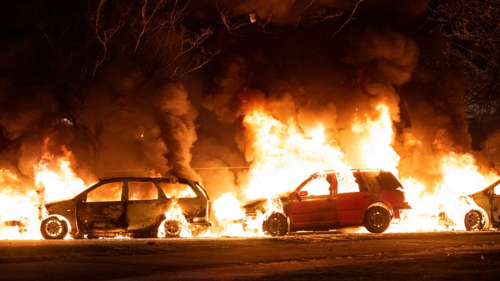 Flera bilar har satts i brand under de våldsamma dagarna. Här från Malmö i söndags.