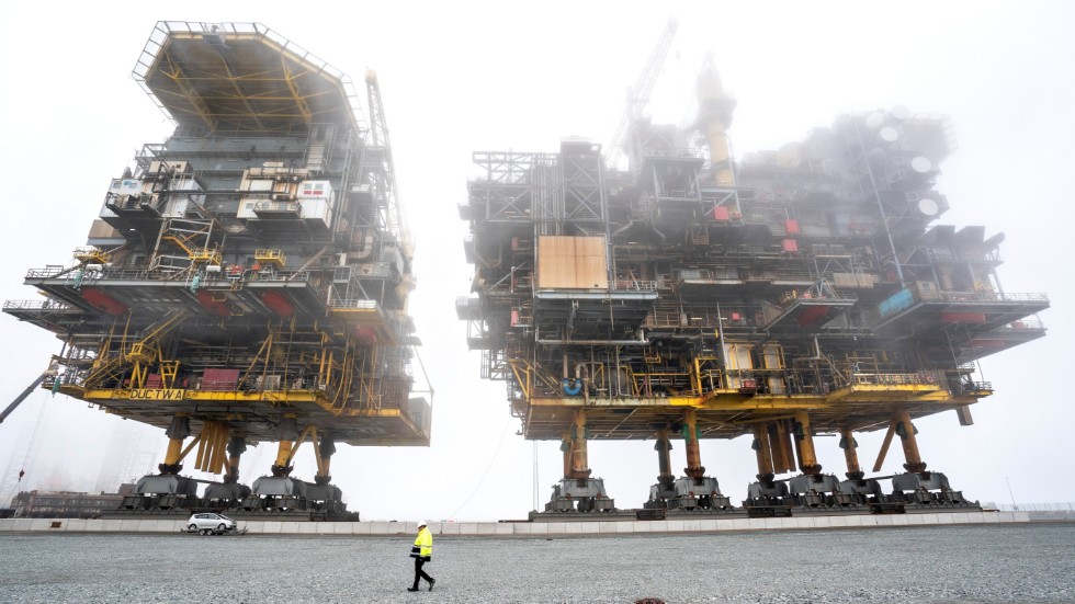 Danska Tyras östra och västra plattformar under processen då de började nedmonteras och återvinnas i Fredrikshavn. Under 35 år har plattformarna varit Danmarks största naturgasproducenter.