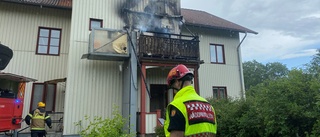 Brann med öppna lågor på balkong · Lägenhetsinnehavaren: "Jag var inte hemma när det hände, men halva byn ringde"