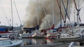 Segelbåt förstörd i brand