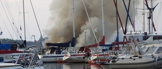 Segelbåt förstörd i brand