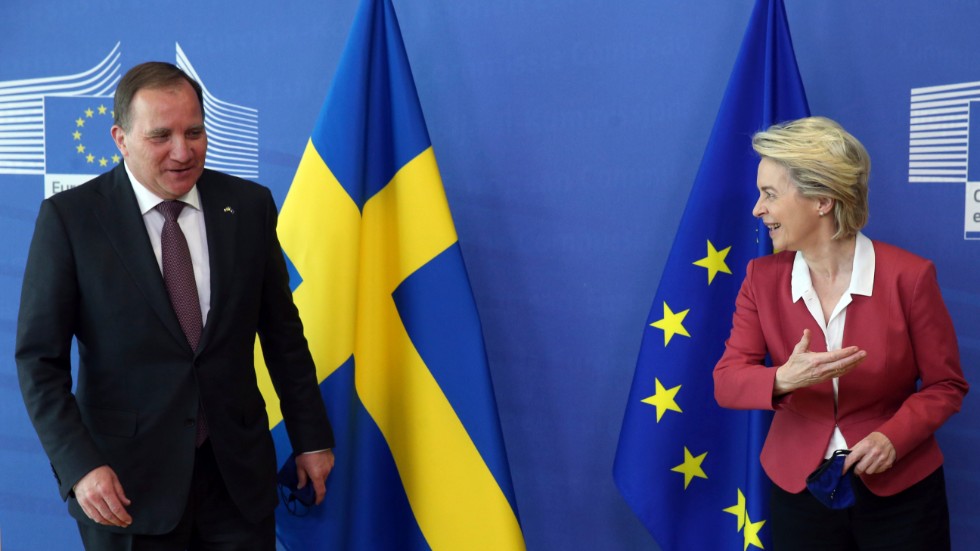Den här vägen, visar EU-kommissionens ordförande Ursula von der Leyen till statsminister Stefan Löfven vid tisdagens möte i Bryssel.