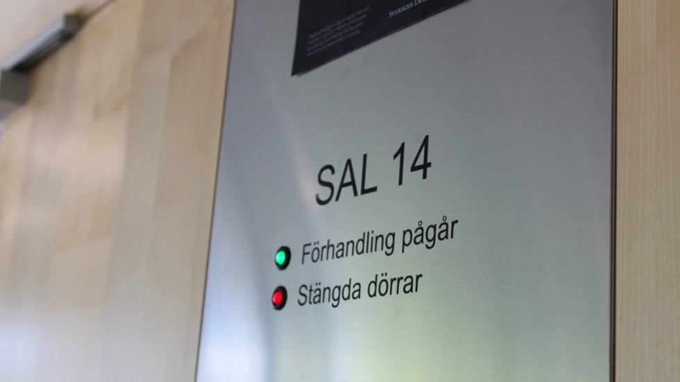 I dag behandlar tingsrätten i Kalmar ett olaga hot som bottnar i den politiska turbulensen i kommunpolitiken och centerpartiet i Vimmerby som pågått sedan 2019.