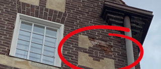 Tegelstenar har rasat från bankhuset – reparation dröjer