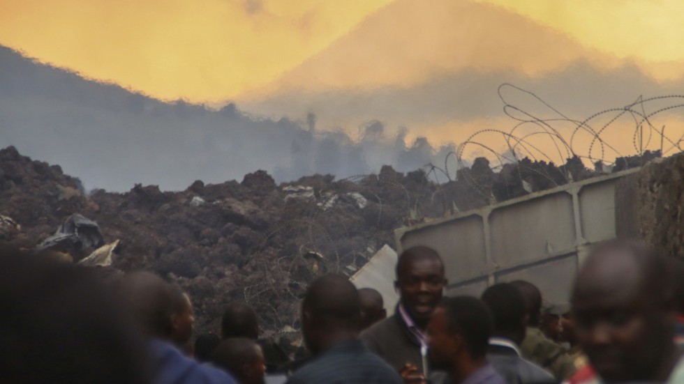 Invånare betraktar skadorna efter lördagens vulkanutbrott i närheten av Goma.