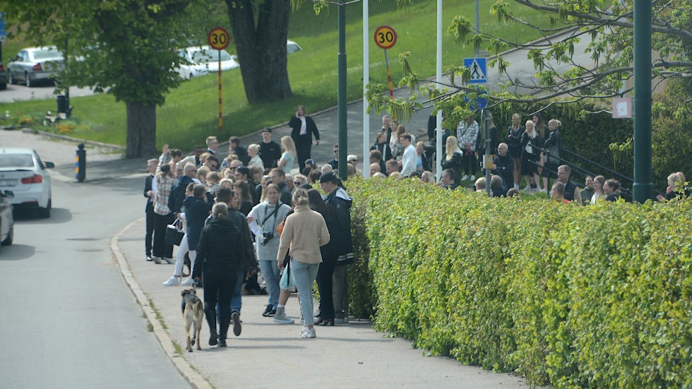 Insändarskribenten reagerar på att folk samlades vid Källängsparken i samband med studenternas bal förra helgen.