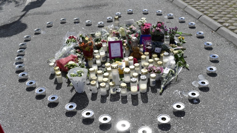 Blommor och ljus på platsen där en tolvårig flicka sköts ihjäl i Botkyrka, söder om Stockholm, i augusti i fjol. Arkivbild.
