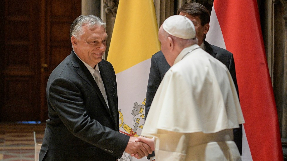 Påven Franciskus skakar hand med Ungerns premiärminister Viktor Orbán under sitt besök i Budapest.
