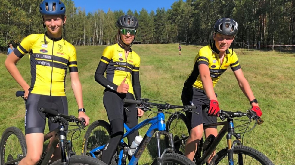 CK Dainons August Jacobsen, Melker Högberg och Victor Jacobsen vurpade alla på Vingåkers deltävling i Sörmlandsserien men cyklade ändå till sig bra placeringar.