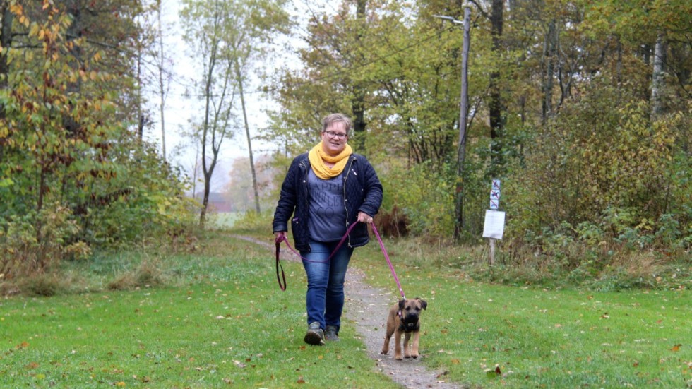 Rimforsabon Pia Steisjö och hundvalpen Sture gläds över att de, under den kommande vintern, kommer att kunna ta sina morgonpromenader i ett upplyst elljusspår.