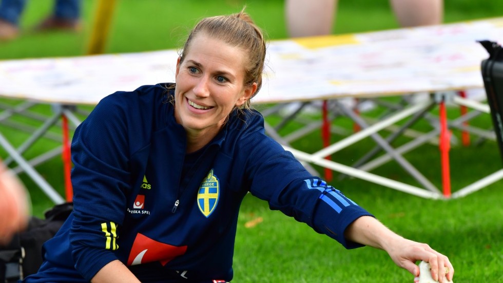 Emma Berglund klev av måndagens träning efter att ha fått en smäll mot knäet, men torsdagens VM-kvalmatch ska inte vara i fara.