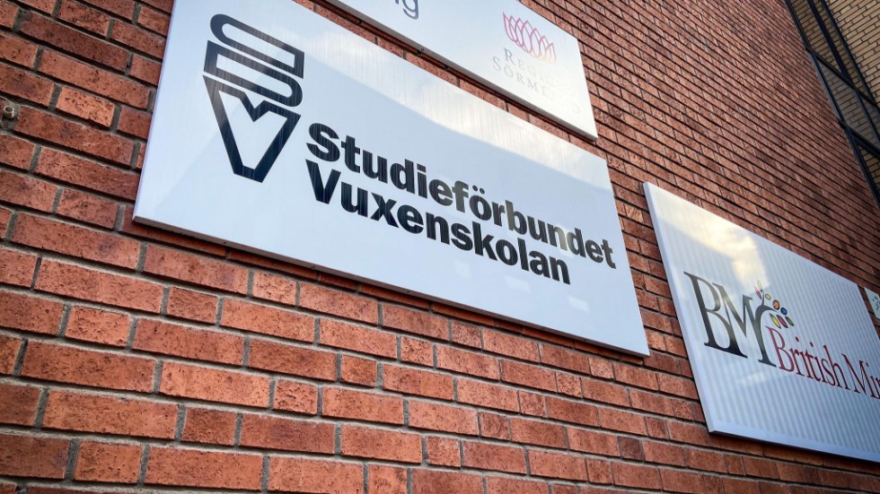 Fredrik Sjöberg från Studieförbundet Vuxenskolan är starkt kritisk till regeringens minskade anslag till studieförbunden.
