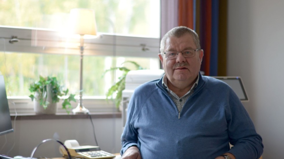 Lars-Åke Carlsson har jobbat på Länsförsäkringar lokalkontor sedan 1986 och hade hoppats få fortsätta. "Visst känns det konstigt och vemodigt", säger han.