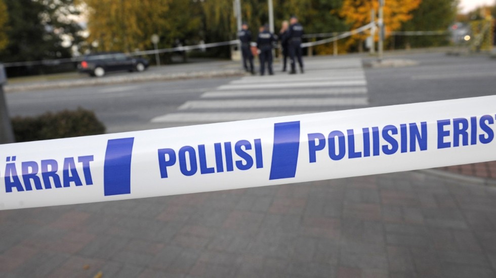 Polis har inlett en utredning om två mord och ett mordförsök efter skottlossning i Åbo i Finland.