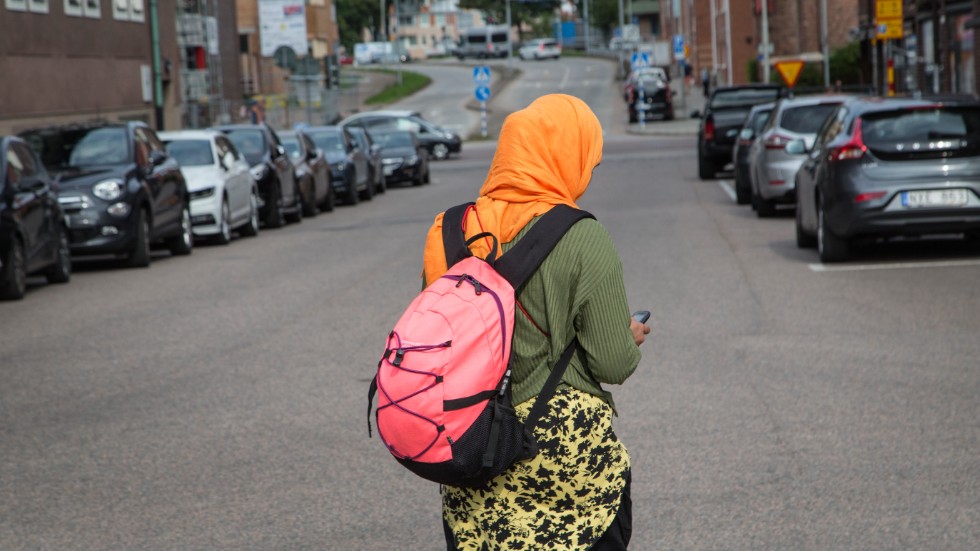 20180908Kvinna med slöja promenerar på gata i Halmstad.Foto: Fotograferna Holmberg / TT / kod 96