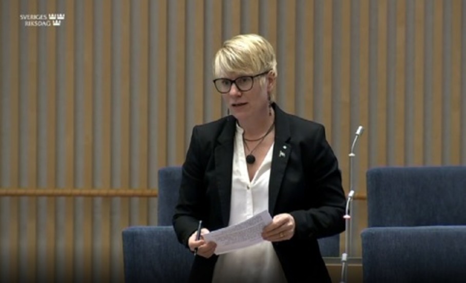 Martina Johansson (C) krävde digitaliseringsminister Anders Ygeman (S) på svar om bredbandsutbyggnaden i Gnesta.