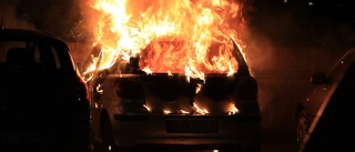 Bil totalförstörd i nattlig brand