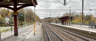 Plattform har flyttat på sig – akutarbete på tågstationen i Flen