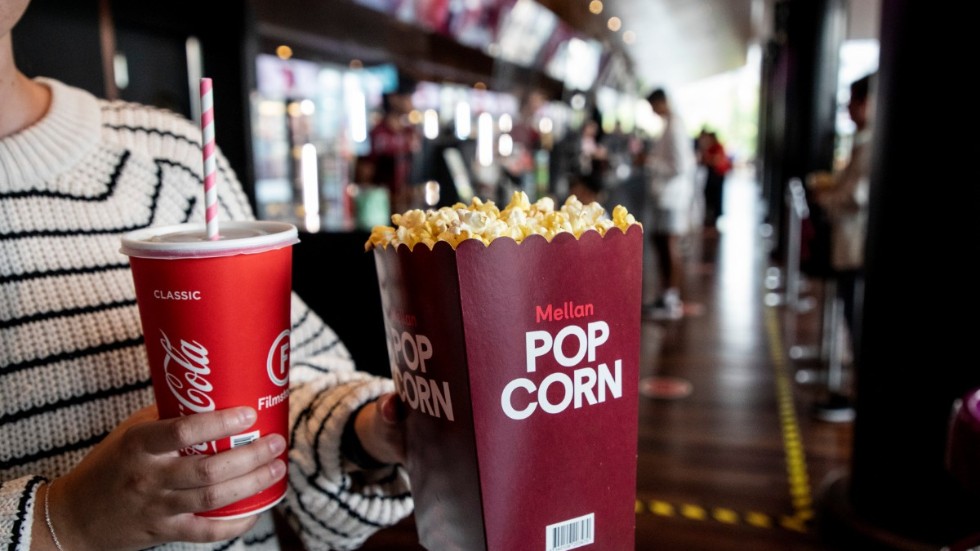 Läsk och popcorn får konkurrens av charkbrickor, cava och snabbmat när allt fler svenska biografer utvidgar sina menyer för att locka fler besökare.