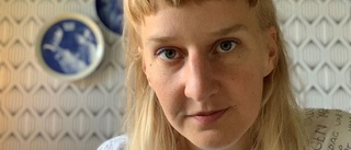 Konstnären Anja från Piteå skapar inför publik i Borås: överbliven textil blir konst: "Känns lite läskigt"