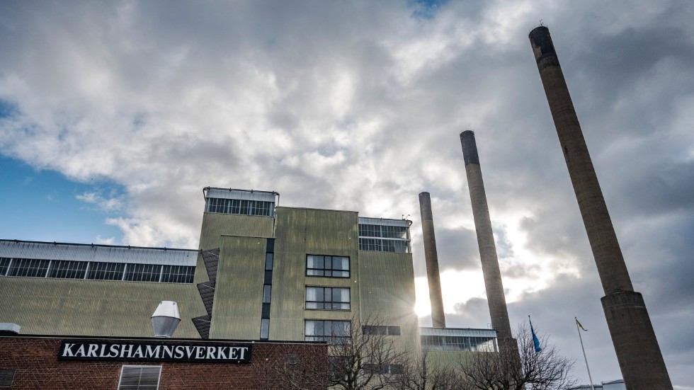 Vi i Sverige ersatt fossilfri kärnkraft med oljeproducerad elenergi i Karlshamnsverket där man nu använder 141 kubikmeter olja i timmen, skriver Per Adolfsson.