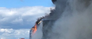 Buss totalförstördes efter brand på E4 vid Lövånger – orsakade långa köer: ”Passagerarna evakuerades” • Se film på branden här